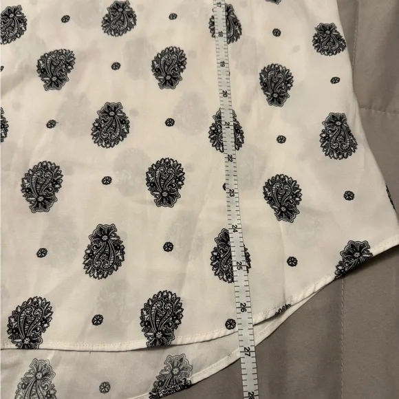 Express v-neck blouse with pretty pink trim, blouse is white with black design. - Picture 8 of 9